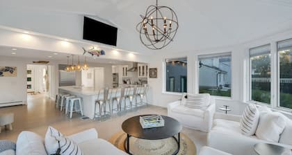Contemporary Colonial home with pristine Peconic bay views, steps to...