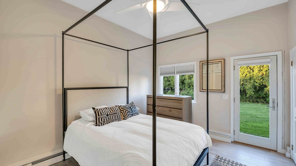 Contemporary Colonial Home With Pristine Peconic Bay Views, Steps To... - Hamptons, NY