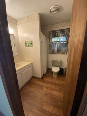 Dusche, Haartrockner, Handtücher, Toilettenpapier