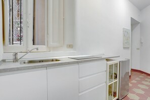 Kühlschrank, Mikrowelle, Wasserkocher mit Kaffee-/Teezubehör