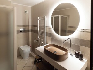 Doccia, asciugacapelli, bidet, asciugamani