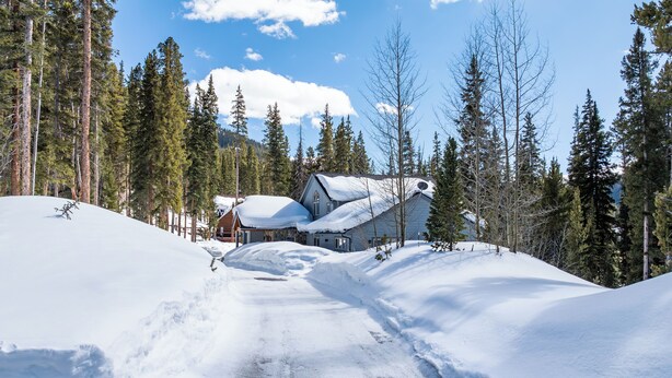 A snow-covered landscape with a house surrounded by tall pine trees. - Spacious and Peaceful 5 Mins to Ski Area/Main St (Breckenridge)