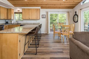 Interior - PRIVATE HOT TUB + ACCESS TO BLS RECREATION CENTER (Arnold)