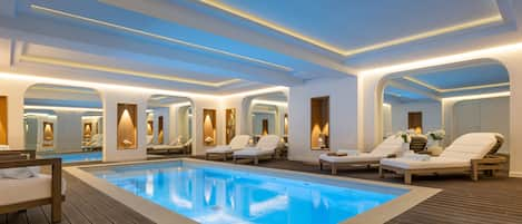 Indoor pool, sun loungers