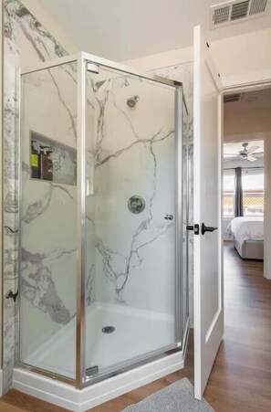 1 slaapkamer, een bureau, gratis wifi, beddengoed