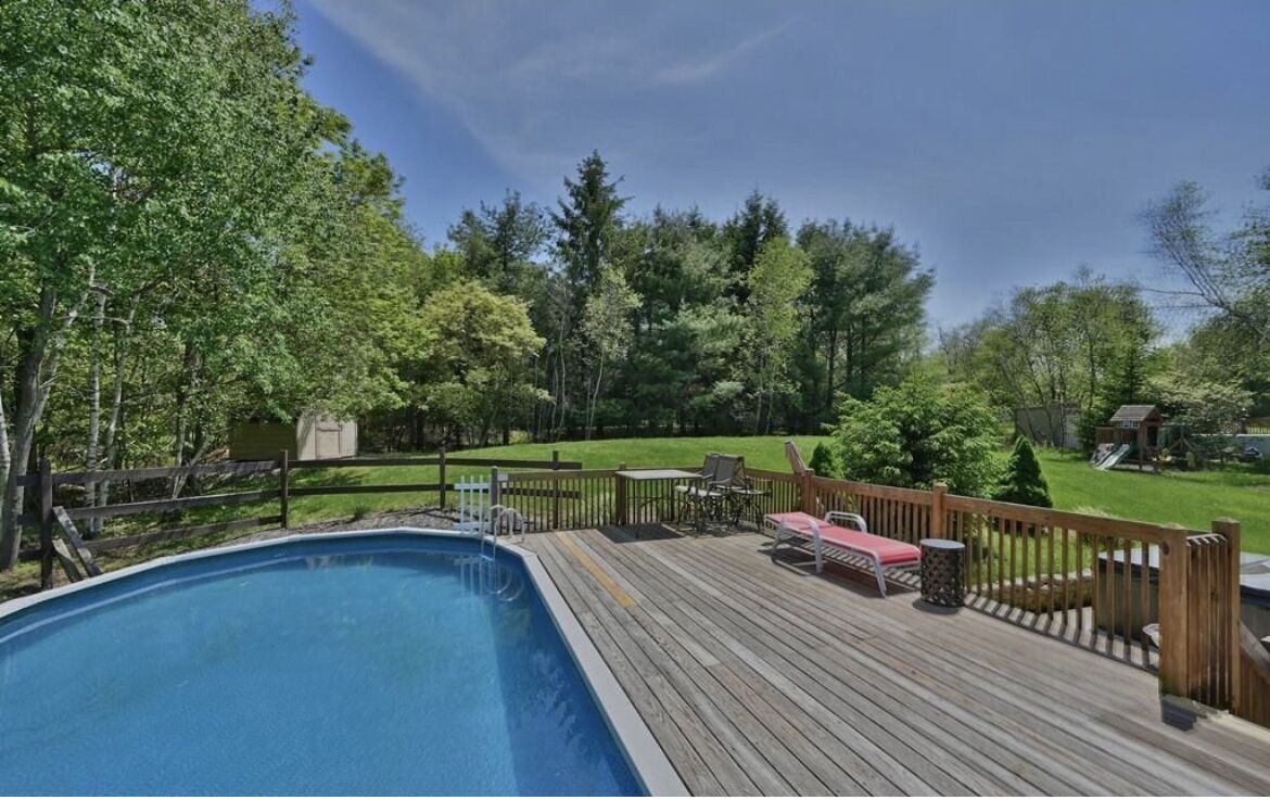Four seasons vacation home 4 BR with outdoor Hut tub and swimming pool.