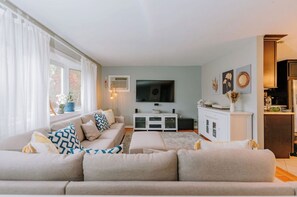 Smart TV, chimenea, tenis de mesa y libros 