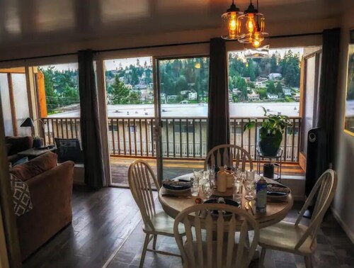 The Heron in Meydenbauer Bay Bellevue | 29 Nights!