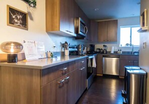 Réfrigérateur, four à micro-ondes, un four, surface de cuisson