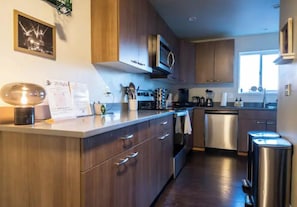 Réfrigérateur, four à micro-ondes, un four, surface de cuisson