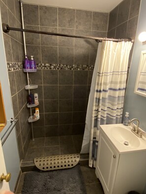 Douche, sèche-cheveux, serviettes fournies, savon