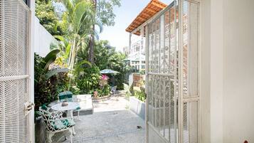 Department A: 1 bedroom king size bed | Terraza o patio