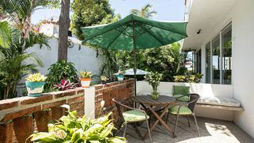 Loft C: one bedroom king size bed | Tabla de planchar con plancha, wifi gratis, ropa de cama