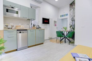 Four à micro-ondes, un four, surface de cuisson, lave-vaisselle