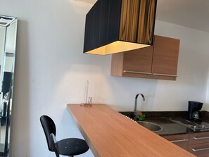 Een magnetron, een koffiezetapparaat/waterkoker