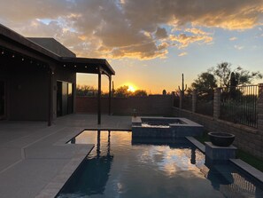 Outdoor pool, a heated pool - Dove Mountain oasis (Marana)