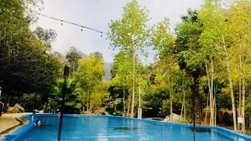 4 albercas al aire libre