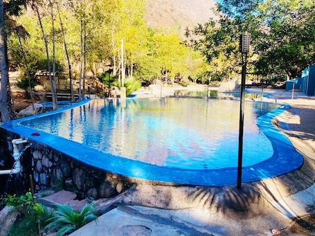 4 outdoor pools