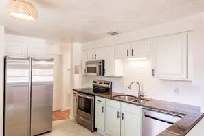 Kjøleskap, mikrobølgeovn, ovn og kokeplater