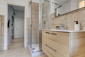 Shower, hair dryer, towels, shampoo - APPARTAMENTO SANTI QUATTRO 2 - HOME AND MORE (Roma)