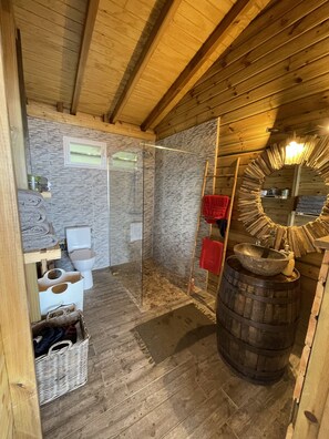 Een douche, een haardroger, handdoeken, zeep