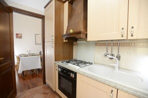 Een koelkast, een microgolfoven, een oven, een kookplaat