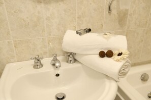 Een douche, een haardroger, handdoeken, shampoo