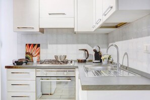 Refrigerador, horno, placa de cocina, cafetera/tetera