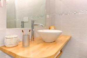 Douche, sĂšche-cheveux, serviettes fournies, shampoing