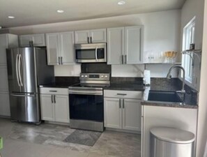 Jääkaappi, mikroaaltouuni, uuni, liesi