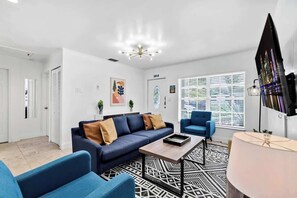 Smart TV, video games, offices - Bright 4BR with Pool and Game Room near Hard Rock (Hollywood)