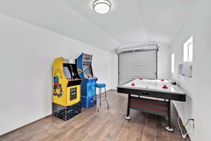 Games room - Bright 4BR with Pool and Game Room near Hard Rock (Hollywood)