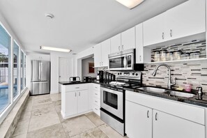 冰箱、微波炉、烤箱、炉灶