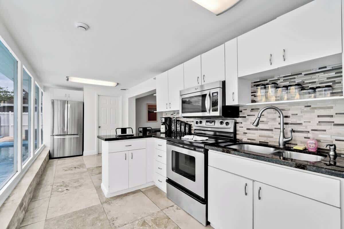 Réfrigérateur, micro-ondes, four, plaque de cuisson