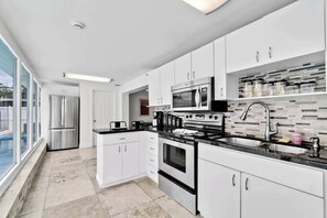 Fridge, microwave, oven, stovetop - Bright 4BR with Pool and Game Room near Hard Rock (Hollywood)