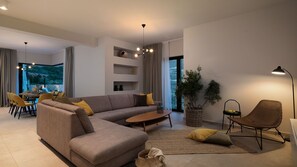 Smart-tv, spillekonsol, bordtennisbord, bøger