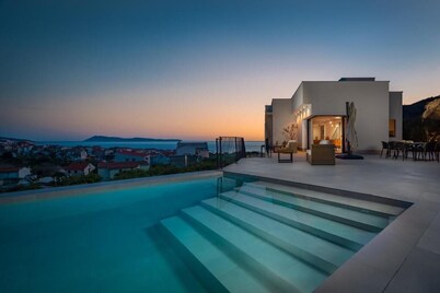 Luxury Villa Envivo Komiža with heated pool and professional gym!