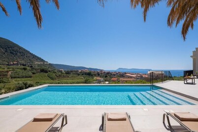 Luxury Villa Envivo Komiža with heated pool and professional gym!