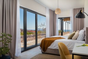 4 bedrooms, desk, iron/ironing board, free WiFi