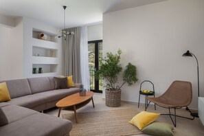 TV connectée, console de jeux vidéo, table de tennis de table, livres