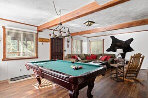 Smart TV, fireplace - Monterey Log Lair With Pool Table - Slope Views (Big Bear Lake)
