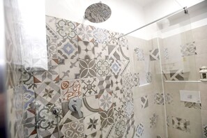 Dusj, hårføner, håndklær og sjampo