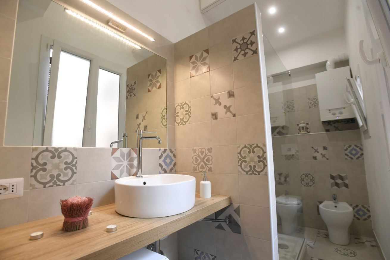 Een douche, een haardroger, handdoeken, shampoo