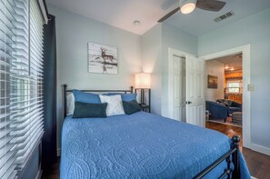 2 bedrooms, desk, iron/ironing board, free WiFi - Peaceful Lower Downtown Bandera, King Bed, Pet Friendly w/ Large Fenced Yard! (Bandera)