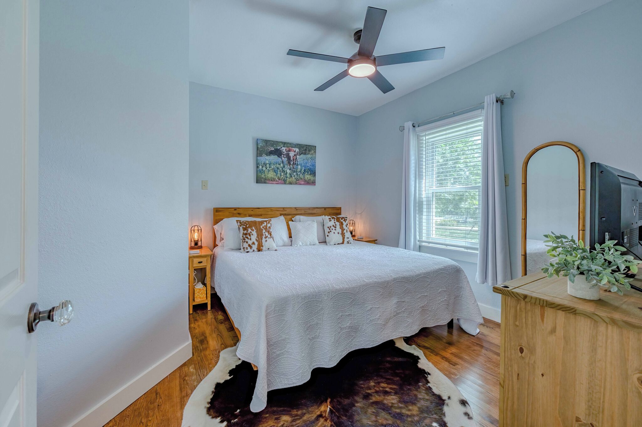 2 bedrooms, desk, iron/ironing board, WiFi (free)