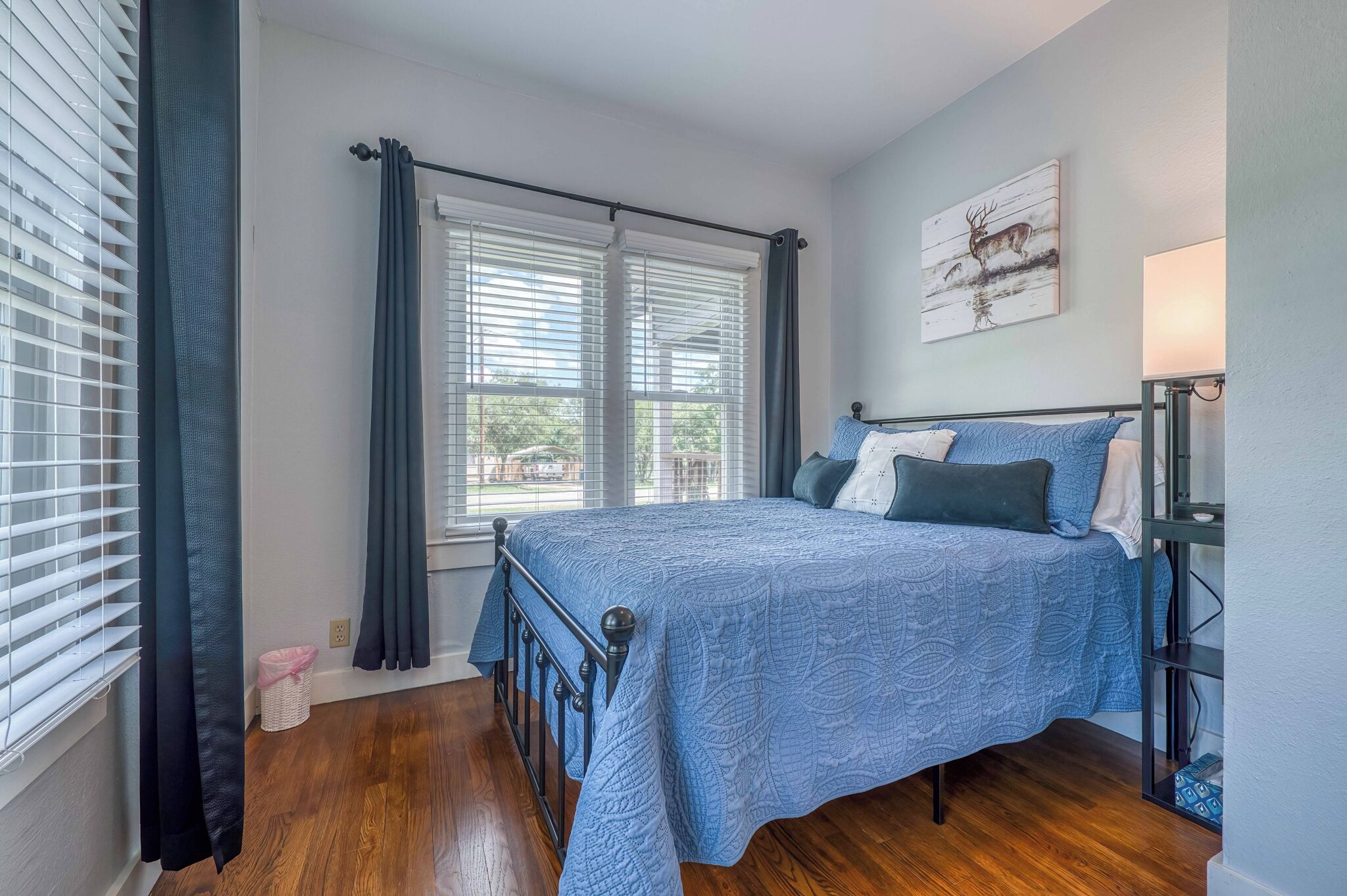 2 slaapkamers, een bureau, een strijkplank/strijkijzer, gratis wifi