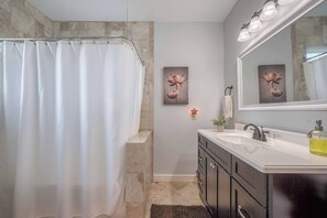 Combined shower/bathtub, hair dryer, towels, soap - Peaceful Lower Downtown Bandera, King Bed, Pet Friendly w/ Large Fenced Yard! (Bandera)