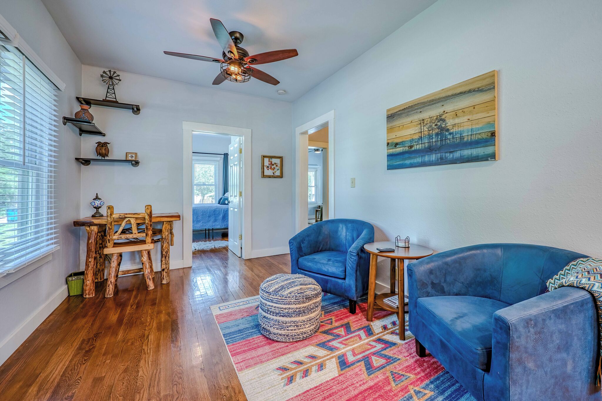 Een smart-tv en boeken