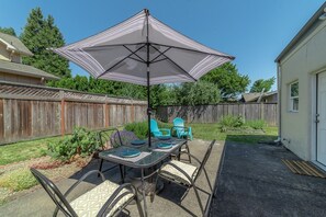 Outdoor dining - Cozy Boho Bungalow in Eugene! (Eugene)
