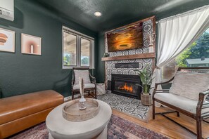 Smart-TV, Kamin, Bücher